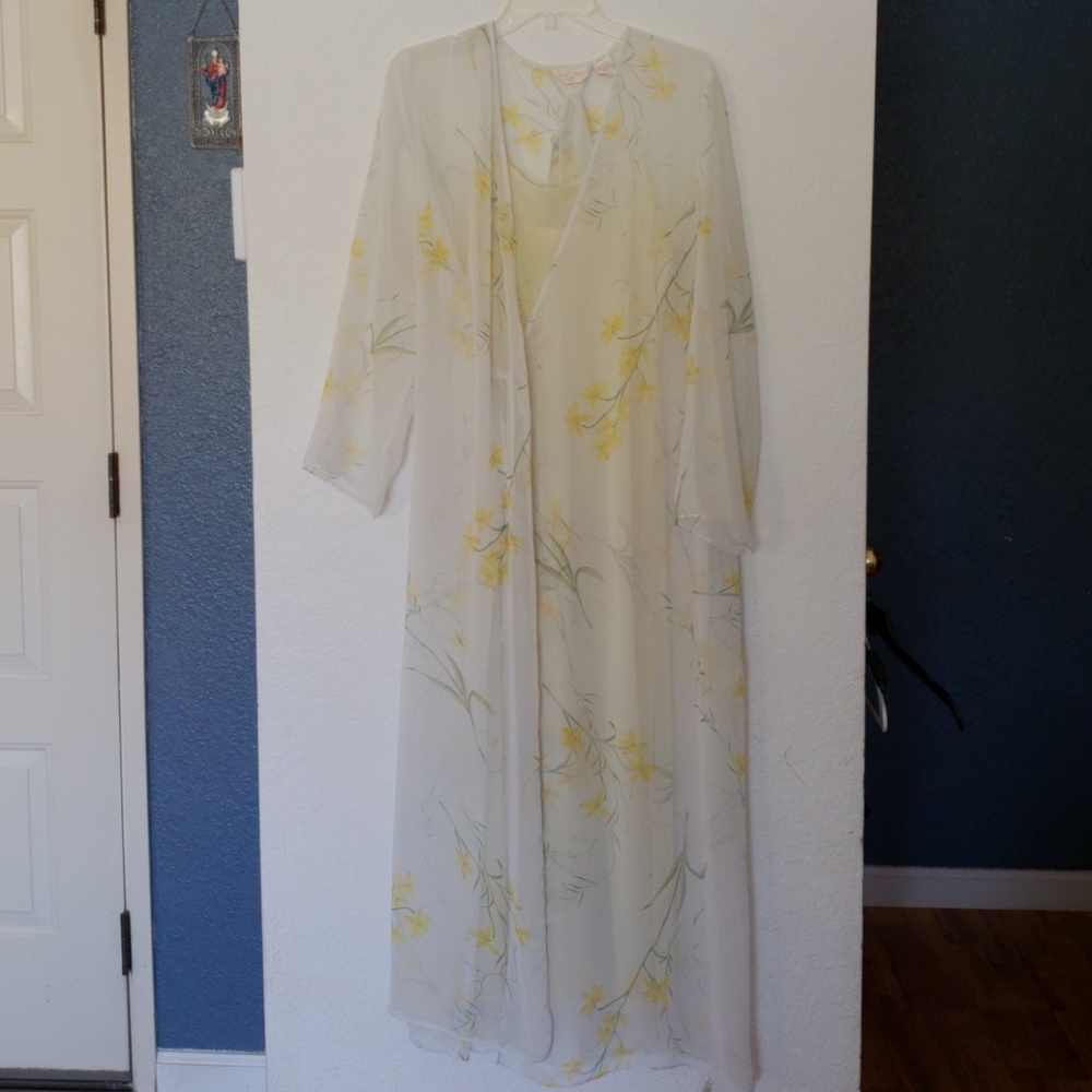 Inner Most Brand yellow nightgown and robe set